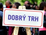Bábiky a ponožtičky premiérovo na Dobrom trhu